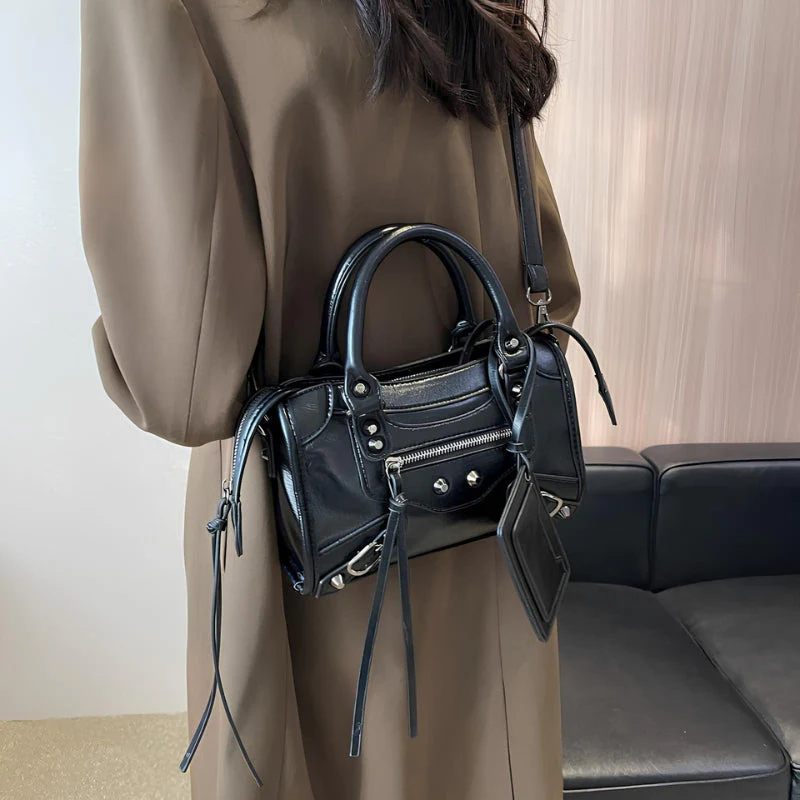 Henna – Spacious Leather Handbag with Adjustable Shoulder Straps + Zipper - Image 3